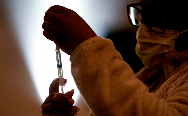Гонконг приостановил прививки вакциной Pfizer из-за дефектов упаковки