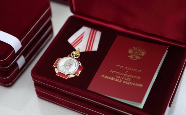 Путин наградил более 200 медиков орденами и медалями за борьбу с COVID-19